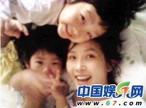 韩女星李孝利看望崔真实子女 给孩子们读童话书