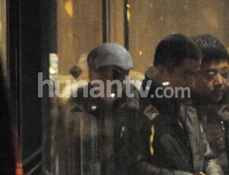 “潮爸”陈坤回京潮装寸头手持佛珠 闪电换装酒店会友