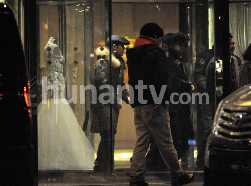 “潮爸”陈坤回京潮装寸头手持佛珠 闪电换装酒店会友