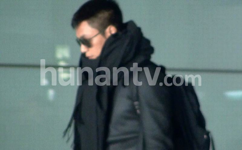 “潮爸”陈坤回京潮装寸头手持佛珠 闪电换装酒店会友