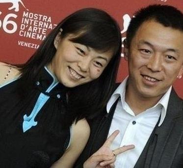 黄渤被曝婚外情 屡携神秘长发女回豪宅过夜