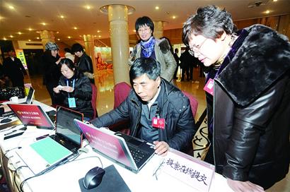 节俭开会委员议政热情高 节俭开会委员议政热情高