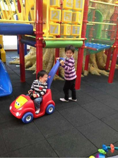 张柏芝双子游乐园亲密玩耍