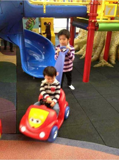 张柏芝双子游乐园亲密玩耍
