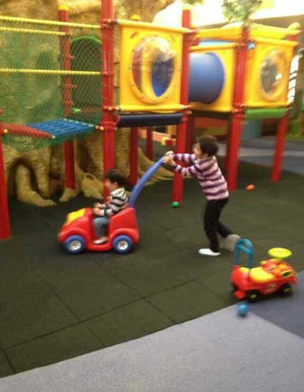 张柏芝双子游乐园亲密玩耍