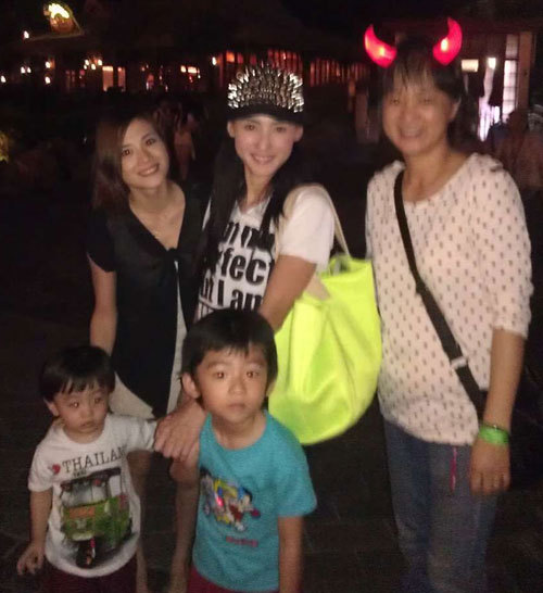 张柏芝带两个儿子去海洋公园