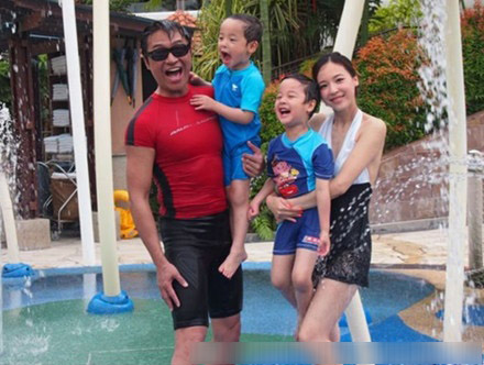 马景涛一家五口晒温馨 继母吴佳妮与马世媛关系似闺蜜