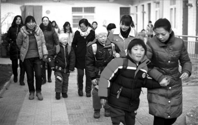 民政部称将排查收留孤儿情况 民间收养将入监管