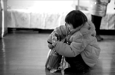 民政部称将排查收留孤儿情况 民间收养将入监管