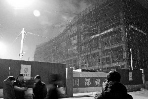 坍塌的在建楼一侧脚手架发生明显变形。张志善/摄