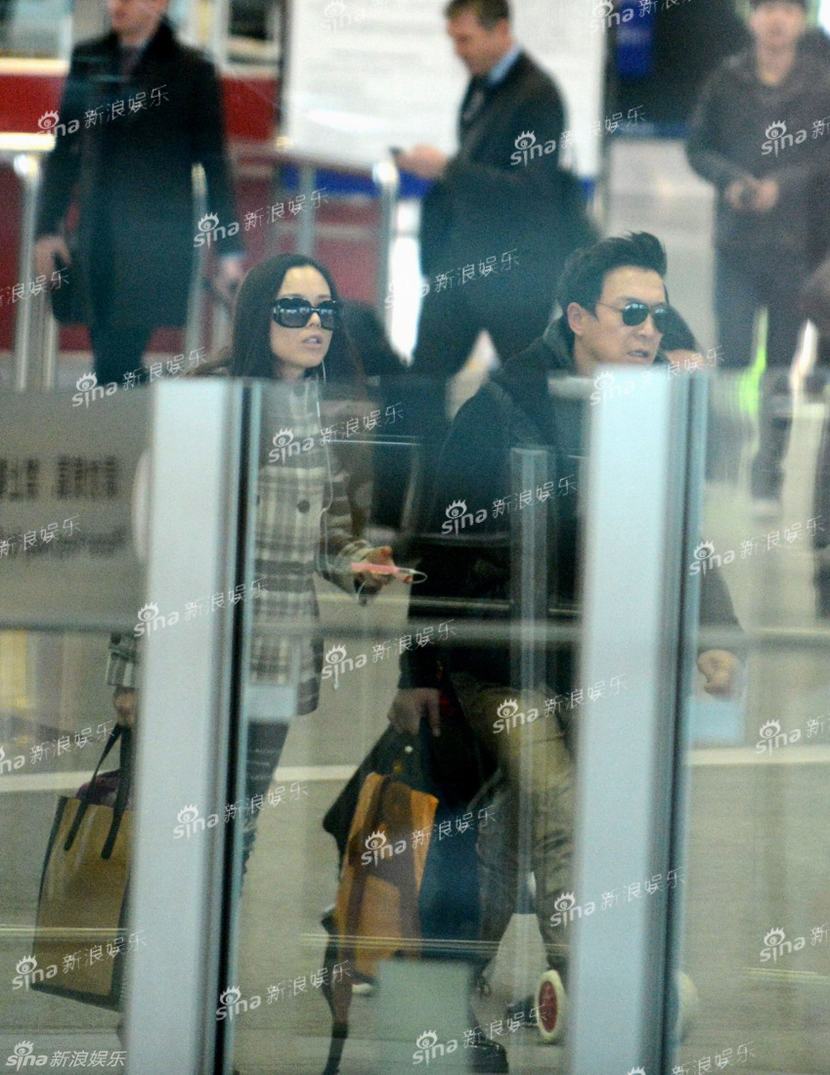 黄渤屡携美女同归豪宅