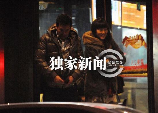 王学兵携女友暧昧同归