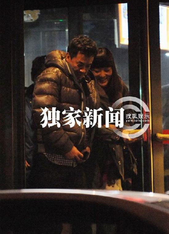 王学兵携女友暧昧同归