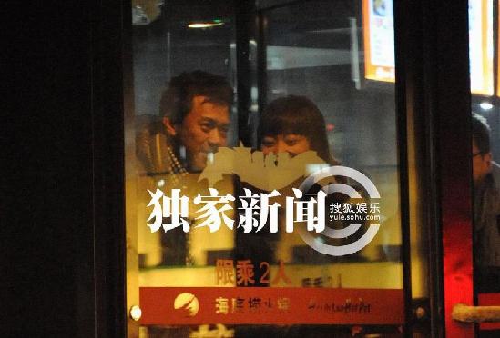 王学兵携女友暧昧同归