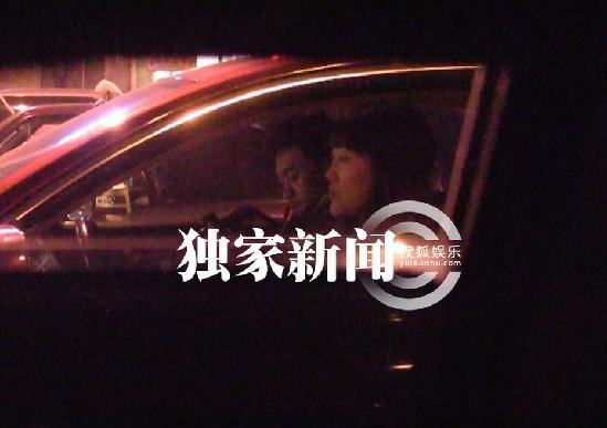 王学兵携女友暧昧同归