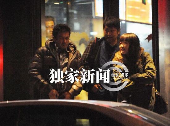 王学兵携女友暧昧同归