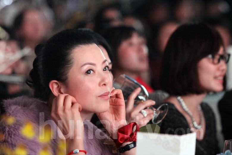 57岁刘晓庆短裙黑丝捞金秒进百万 女王气息秒杀众少女