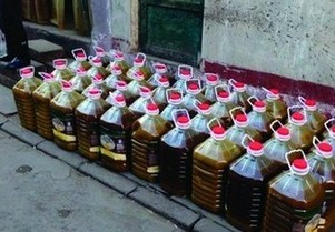 一中学食堂用油疑似地沟油 校方称检测无问题