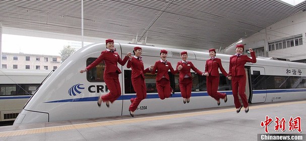 动姐摆“动车style”迎蛇年春运