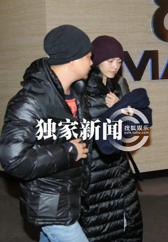 姚晨裹黑色羽绒服现身
