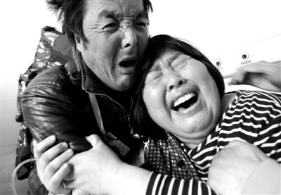 两名便装男子蹲守袁厉害病房禁止陌生人探视