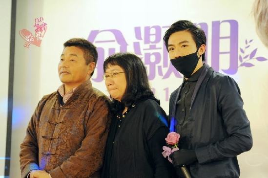 俞灏明生日会获999粉玫瑰 戴面罩与粉丝热拥现场照曝光