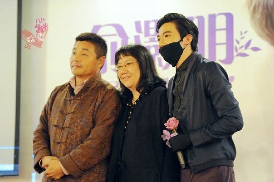 俞灏明生日会获999粉玫瑰 戴面罩与粉丝热拥现场照曝光