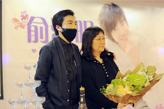 俞灏明生日会获999粉玫瑰 戴面罩与粉丝热拥现场照曝光