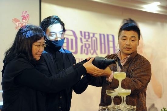 俞灏明生日会获999粉玫瑰 戴面罩与粉丝热拥现场照曝光