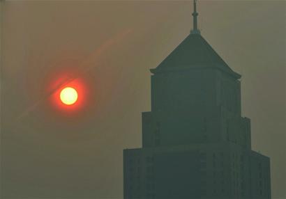 3天遭雾“霾伏”PM2.5“气得直蹦高” 3天遭雾“霾伏”PM2.5“气得直蹦高”