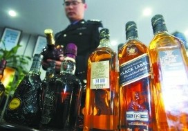 酒贩勾兑假酒供应酒吧 瞄准芝华士青岛等品牌