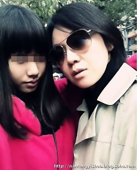 闫妮和女儿合照