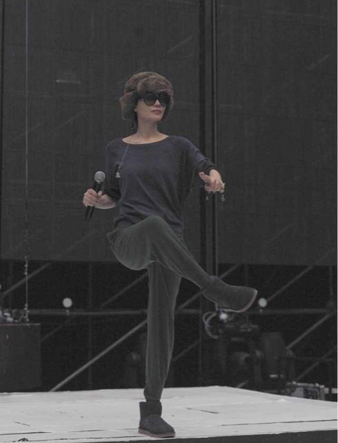 天后王菲卖萌记 玩街拍与自己俏皮合影 