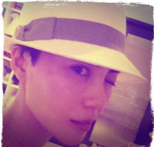 天后王菲卖萌记 玩街拍与自己俏皮合影 