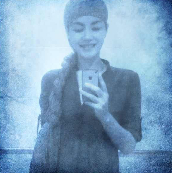 天后王菲卖萌记 玩街拍与自己俏皮合影 