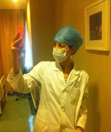 天后王菲卖萌记 玩街拍与自己俏皮合影 