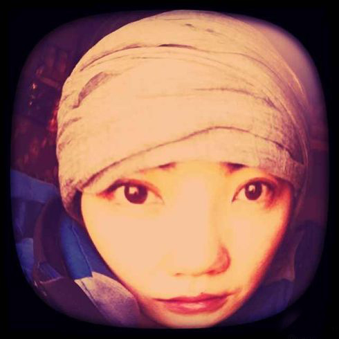 天后王菲卖萌记 玩街拍与自己俏皮合影 