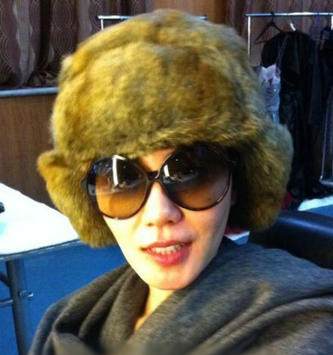 天后王菲卖萌记 玩街拍与自己俏皮合影 