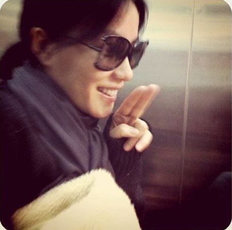 天后王菲卖萌记 玩街拍与自己俏皮合影 