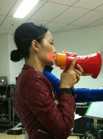 天后王菲卖萌记 玩街拍与自己俏皮合影 