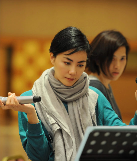 天后王菲卖萌记 玩街拍与自己俏皮合影 