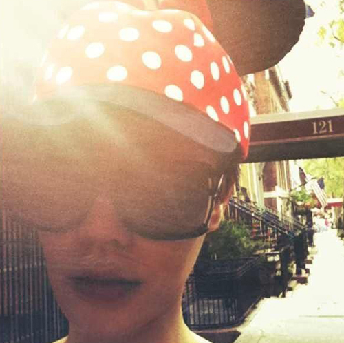 天后王菲卖萌记 玩街拍与自己俏皮合影 