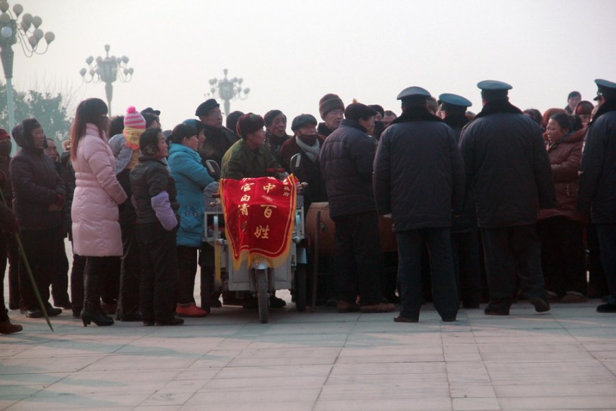 河南许昌市民送廉政锦旗遭政府拒接