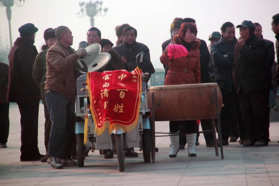 河南许昌市民送廉政锦旗遭政府拒接