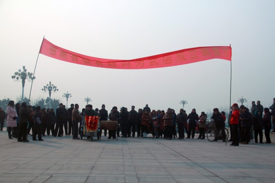 河南许昌市民送廉政锦旗遭政府拒接