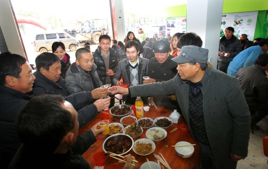 江西种粮大户为农民发放140万元年终奖