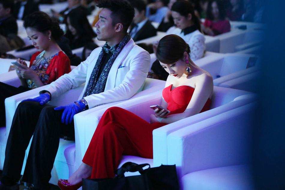 柳岩红色托胸装亮相红毯 再现蜜桃乳侧照险露点