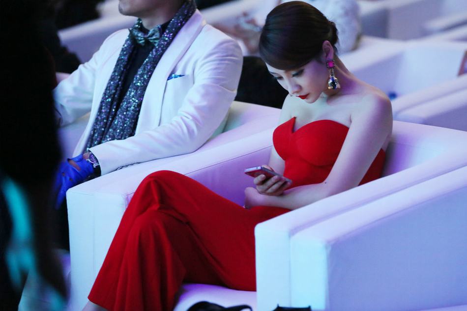 柳岩红色托胸装亮相红毯 再现蜜桃乳侧照险露点