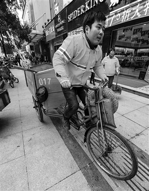 1月8日,被录用为武义县桐琴镇基层公务员的巫康健骑着垃圾车前往另外一个街区 新华社发