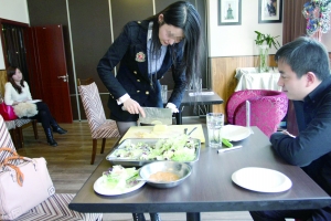 前来征婚的姑娘们先要接受四个评委对其形象、生活、慈善、情感4方面的考核。